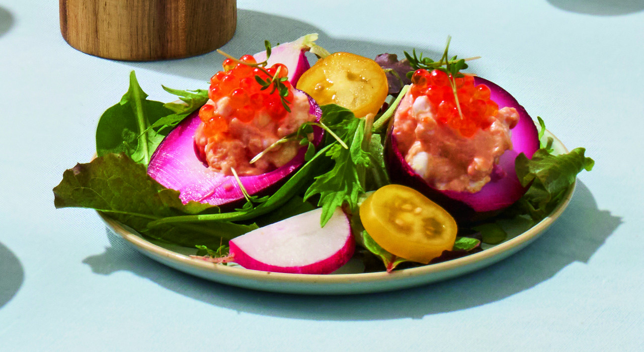 Gefüllte Rote-Rüben-Eier mit Eidottercreme, Forellenkaviar und Salat