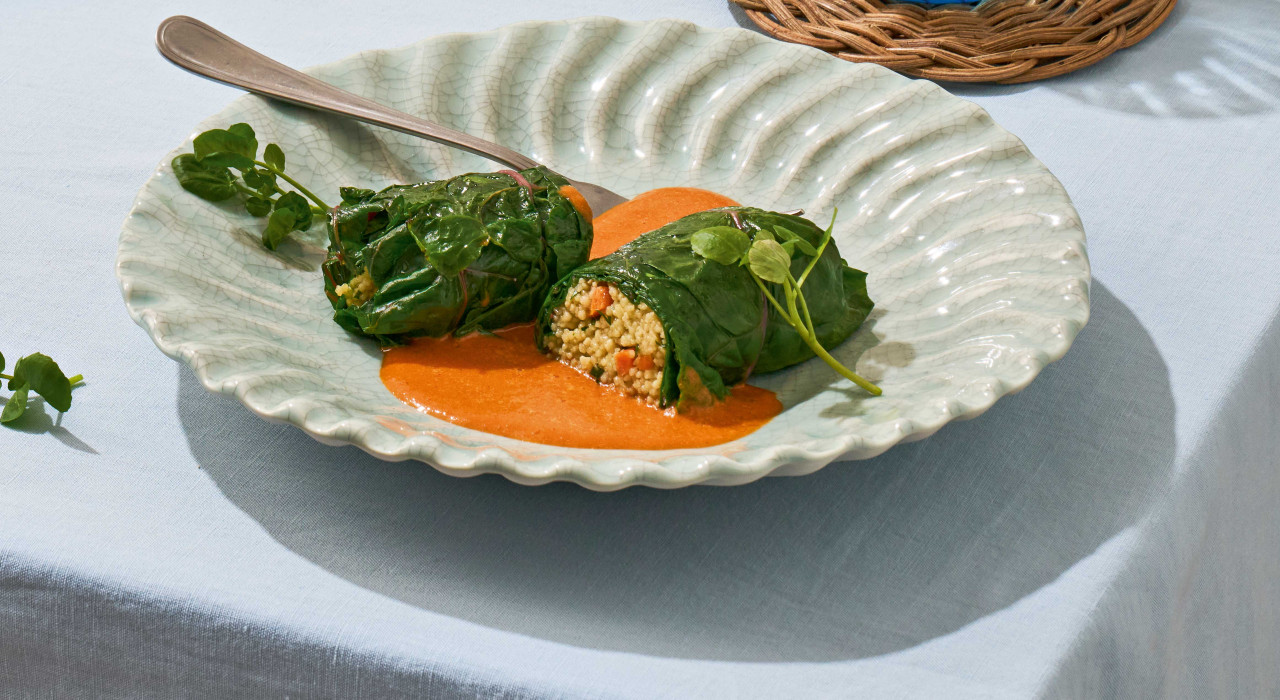 Mangoldroulade mit Couscous und roter Paprikasauce