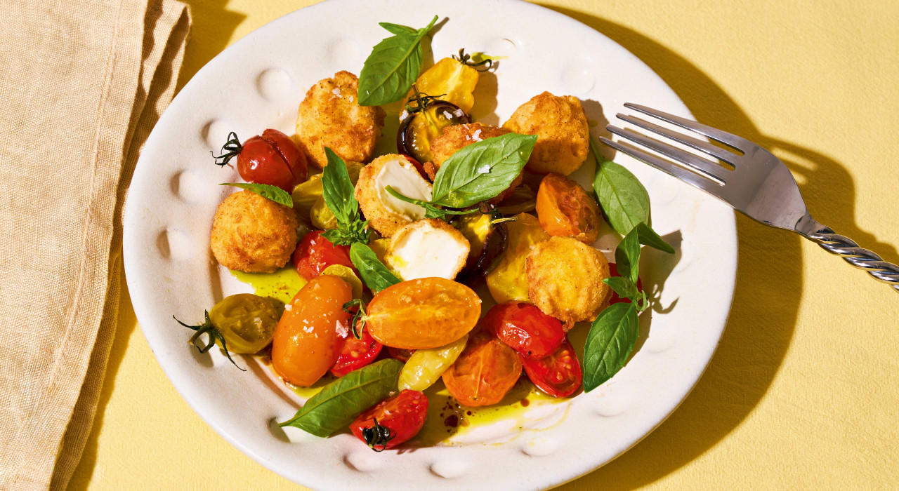 Geschmorter bunter Kirschtomatensalat mit gebackenem Mozzarella