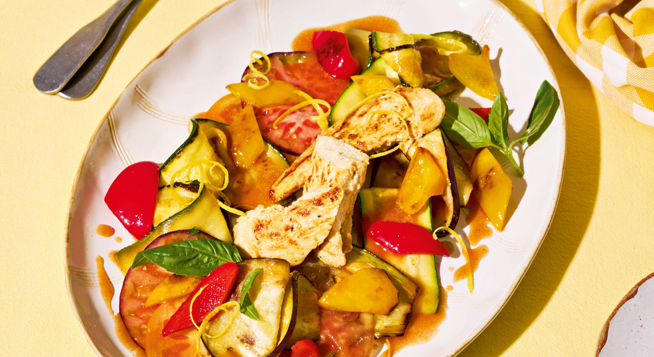 Ratatouille-Salat mit Zitronenhuhnstreifen
