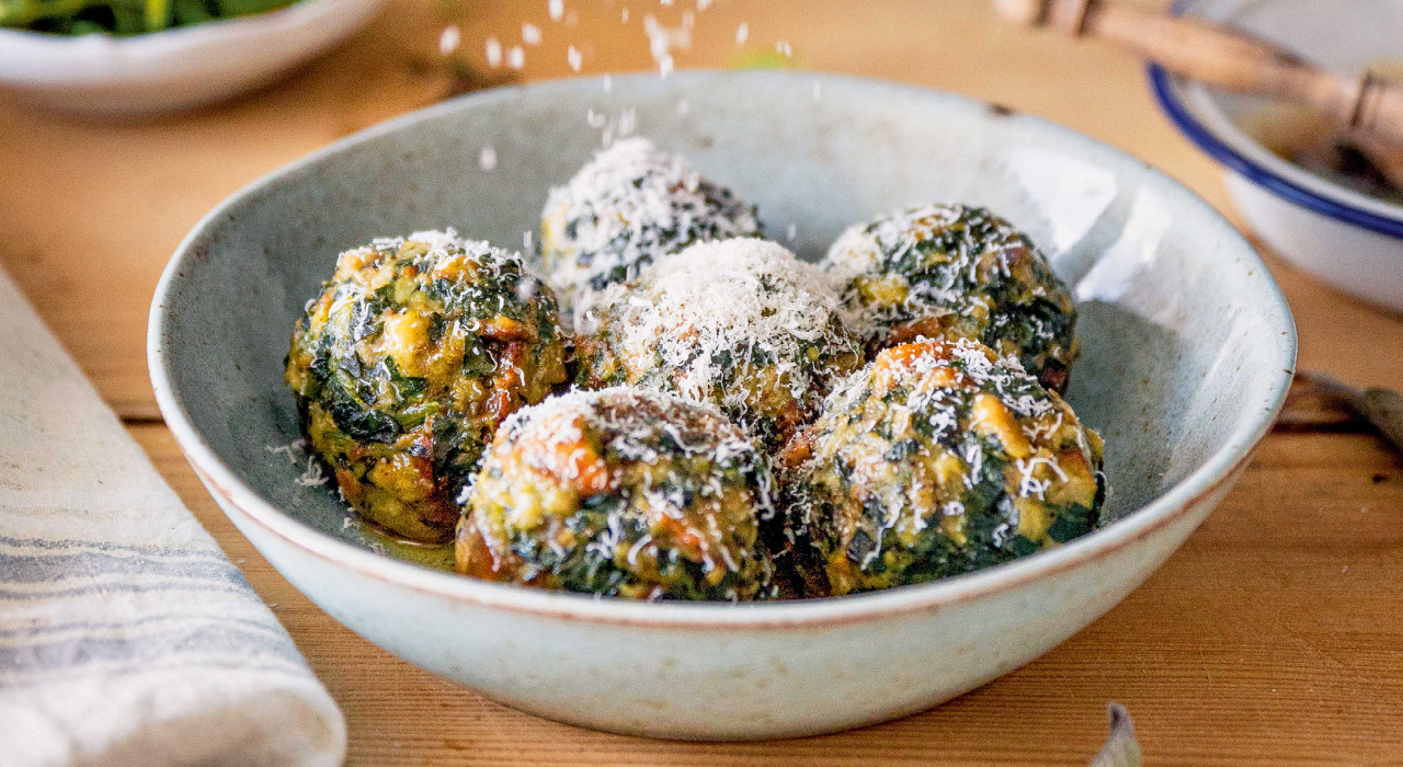 Spinat-Brezel-Knödel mit Bärlauch