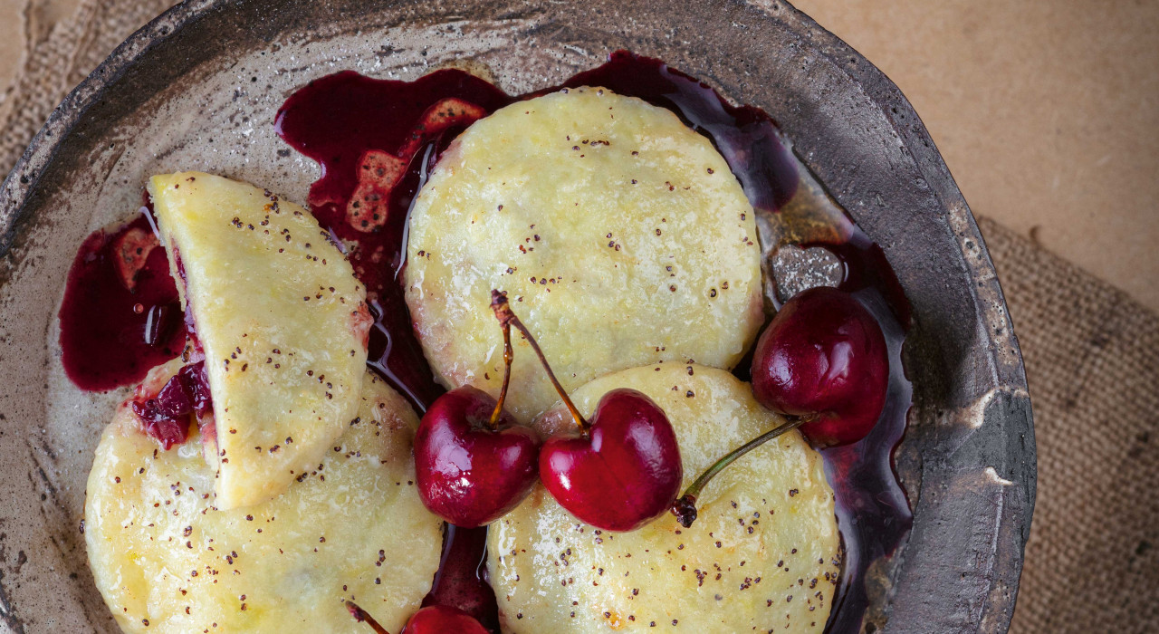 Kartoffelteigtaschen in Portweinsauce mit glasierten Kirschen