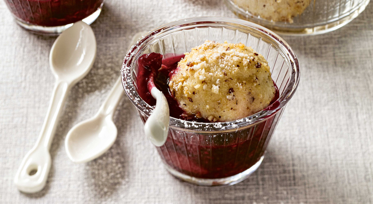Gefüllte Nussknödel mit Weintrauben