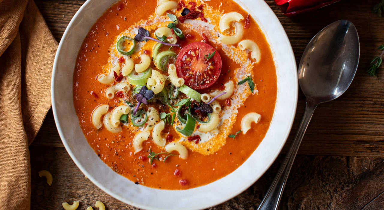 Tomaten-Paprika-Suppe mit Mini Hörnchen
