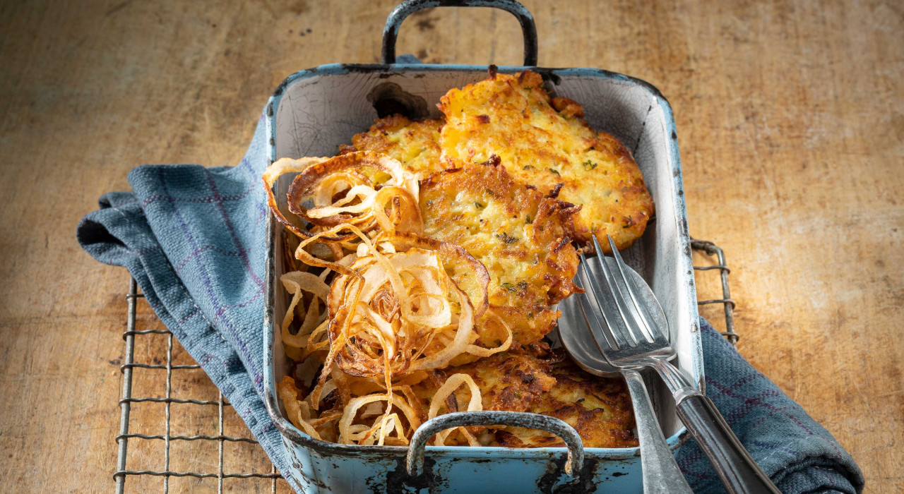 Pastinaken-Taler mit Dip und frittierten Zwiebelringen