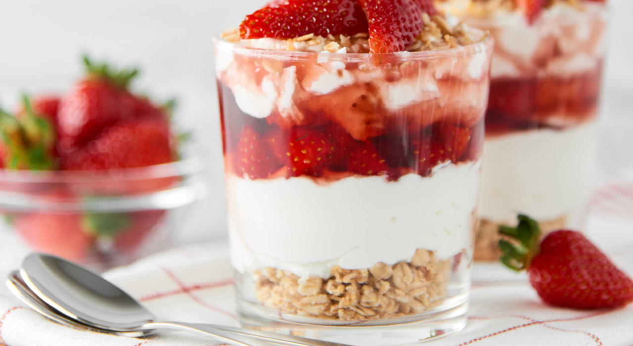 Joghurt-Erdbeer-Knuspermüsli im Glas