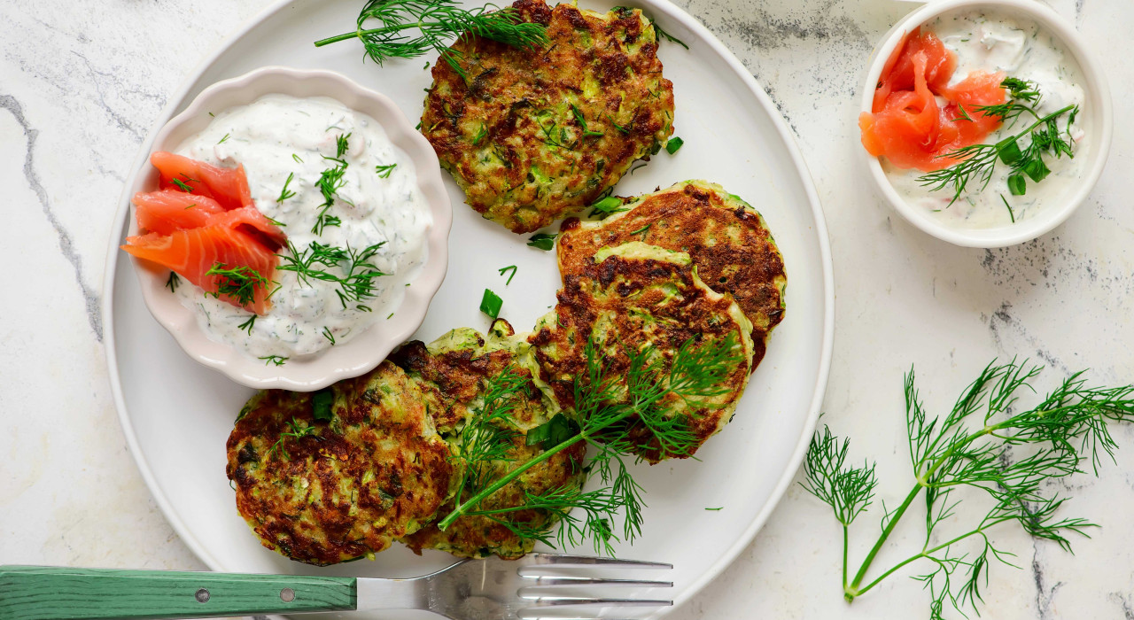 Zucchinipuffer mit Fetacreme