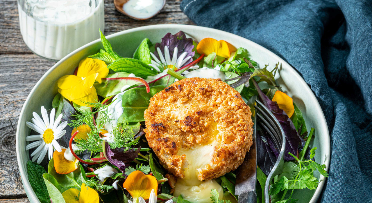 Kräutersalat mit gebackenem Camembert