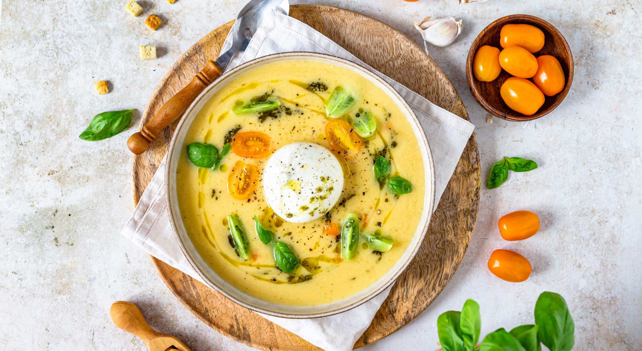 Kalte gelbe Tomatensuppe