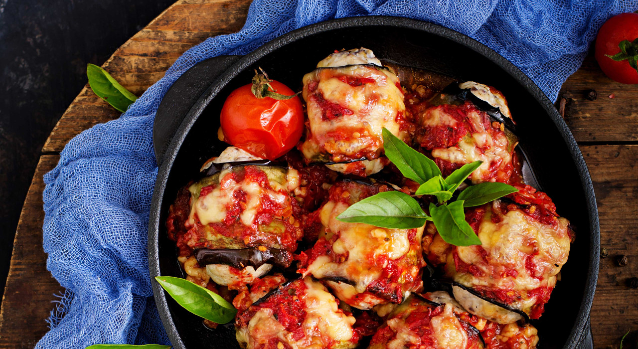 Melanzani Röllchen mit Mozzarella und Tomatensauce