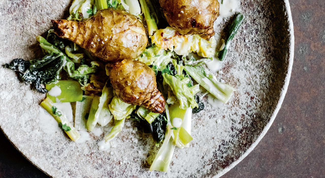 Frittierte Topinamburknollen mit Wirsing und Lauch