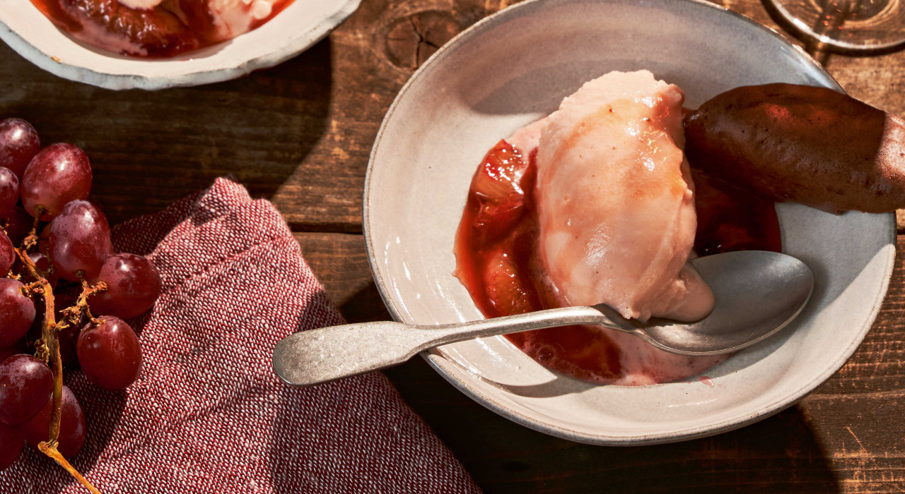 Roséwein-Eis mit Zwetschken und Roséwein-Sauce