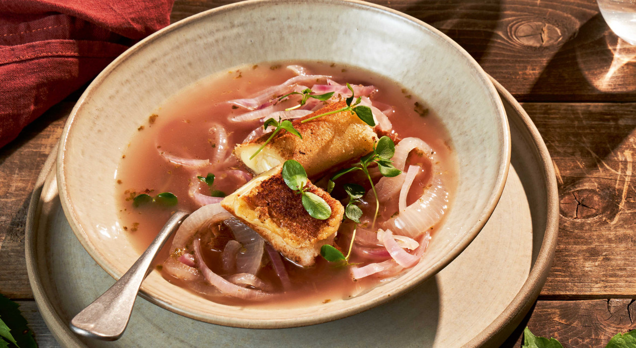 Weißwein-Zwiebelsuppe mit Toastbrotroulade