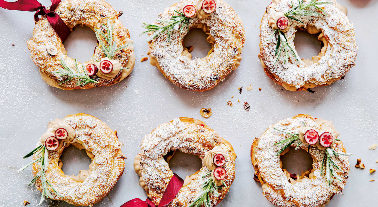 Brandteigkränze mit Nougatobers und Cranberry-Kompott