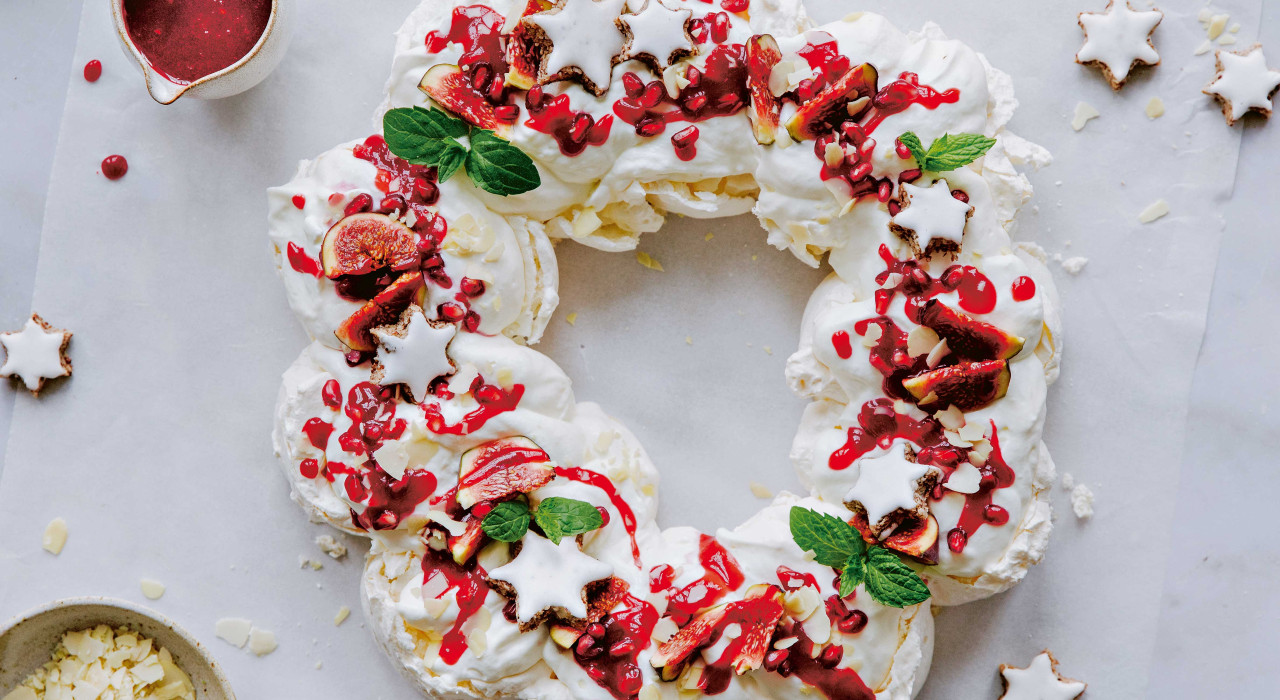 Festlicher Pavlova-Kranz mit Topfen-Obers-Creme und Himbeersoße