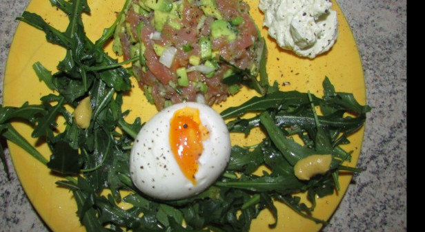 Lachs-Avocado-Tatar mit wachsweichem Ei und Wasabischaum