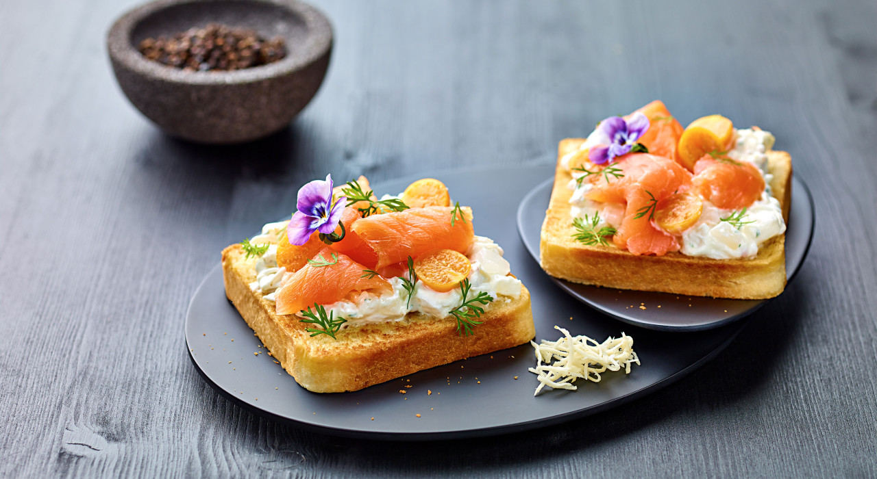 Ölz Butter Toast mit Räucherlachs, Veilchen, Physalis, Honig, Senfgurken, Ricotta & Dillkraut