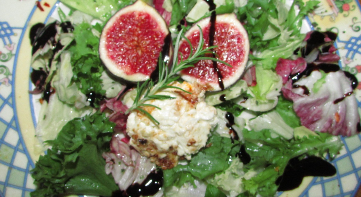 Bunte Blattsalate mit gratiniertem Ziegenkäse, Feigen und Schoko-Balsamico-Dressing
