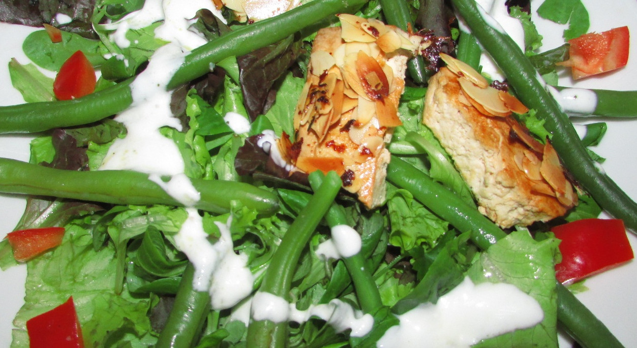 Salatmix mit Tofu in Mandelkruste und Joghurt-Kokosmilchdressing