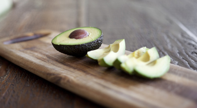 Avocadosalat mit Sesamvinaigrette und Rohschinken