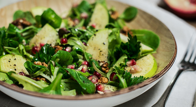 Salat vom Apfel und Granatapfel