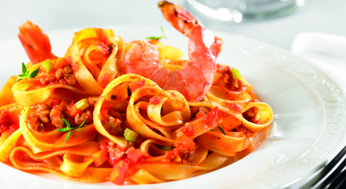 Tagliatelle mit Bolognese alla Surf and Turf mit gebratenen Scampi