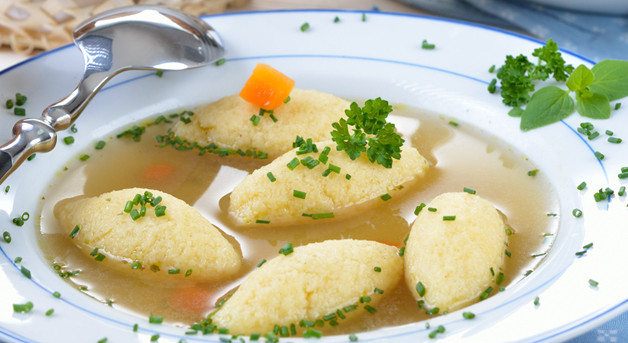 Bouillon mit Petersilnockerl