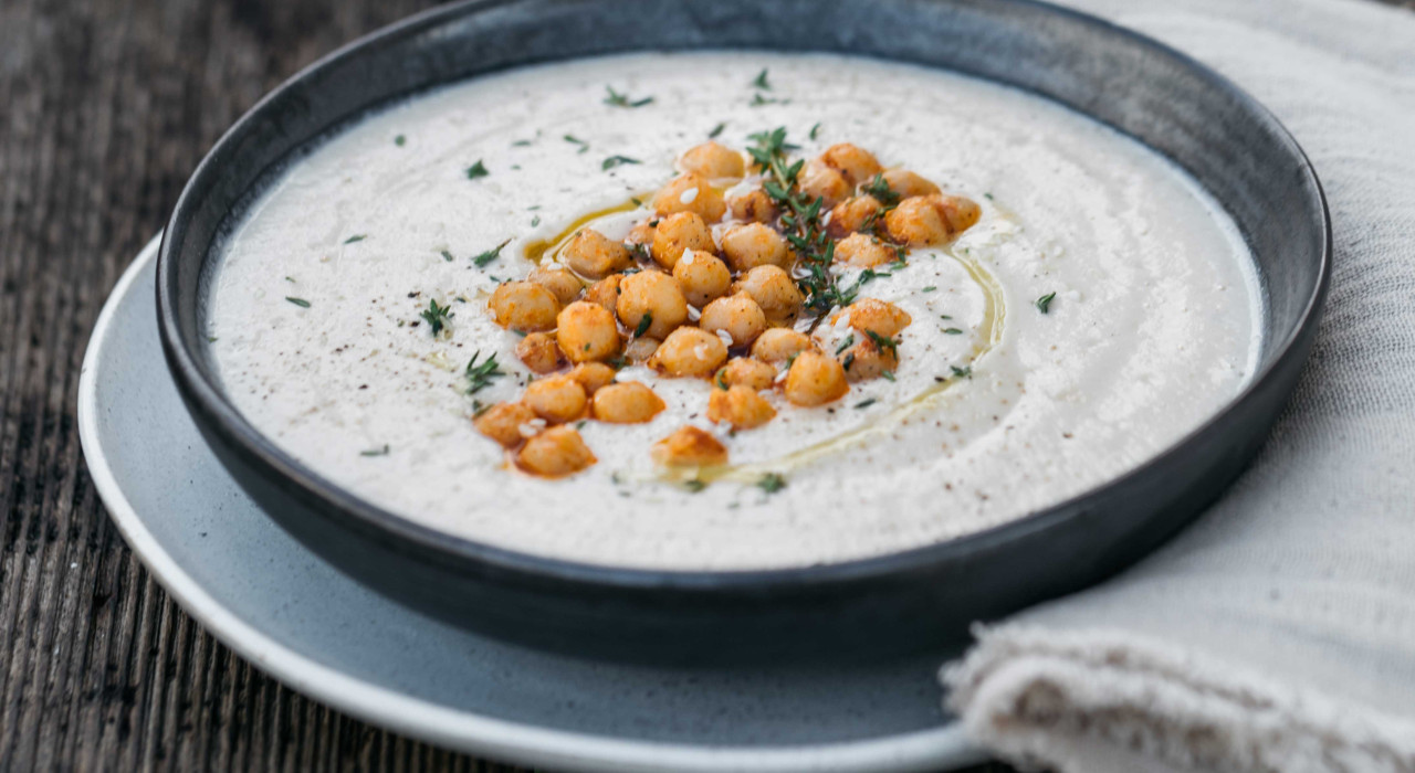 Cremige Blumenkohl Suppe mit gerösteten Kichererbsen