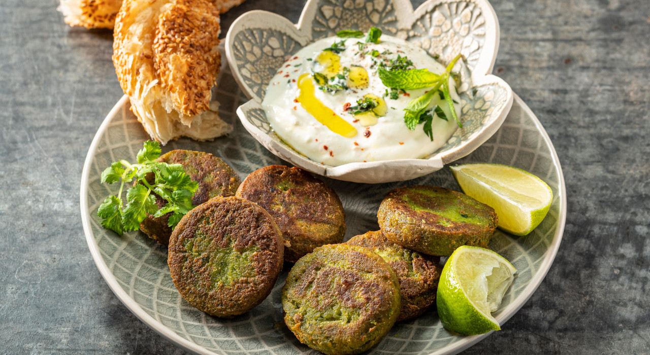 Kräuter Falafel mit Joghurt-Dip