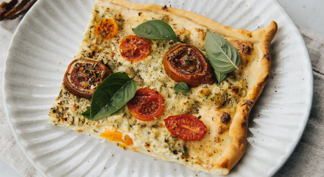 Tomaten-Kräuter Flammkuchen