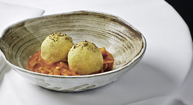 Grammelknödel mit Tomaten-Ingwerkraut