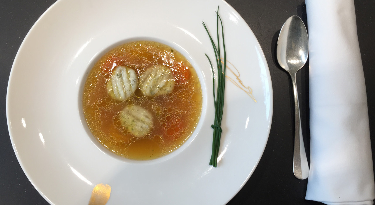 Leichte Hühnersuppe mit  Kräuter-Topfengnocchini