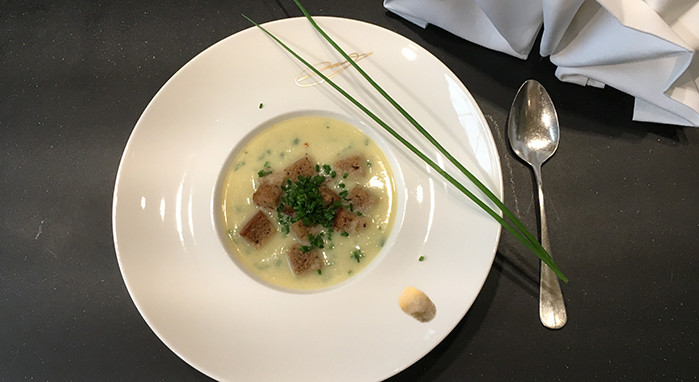 Zucchinicremesuppe mit Croutons