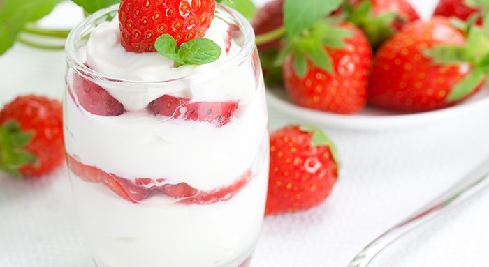 Joghurteis mit Erdbeeren