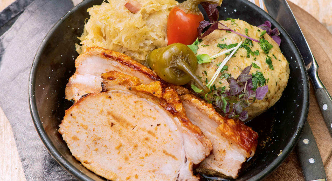 Jungschweinsbraten mit Specksauerkraut und Semmelknödel