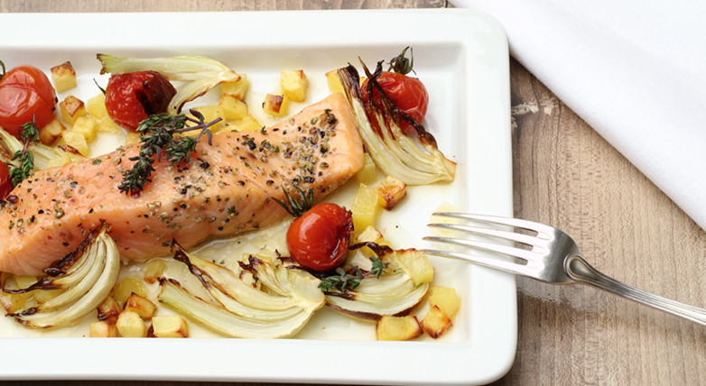 Lachs aus dem Backofen mit Fenchel, Tomaten und Thymian-Kartoffeln