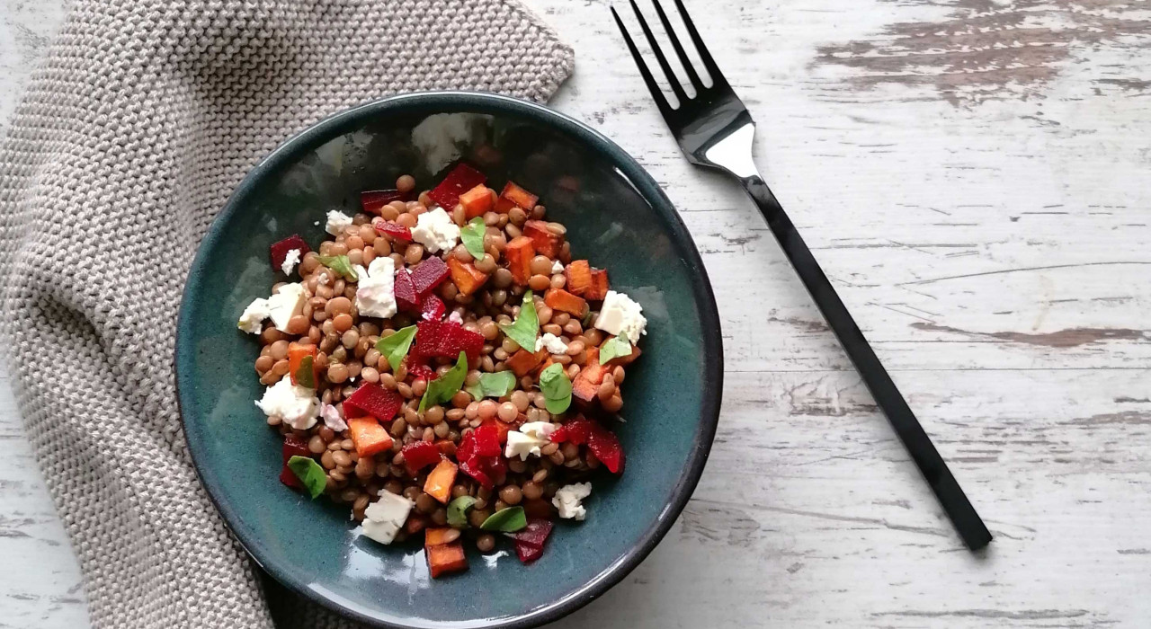 Linsensalat mit Süßkartoffel, roten Rüben, Feta, Rucola