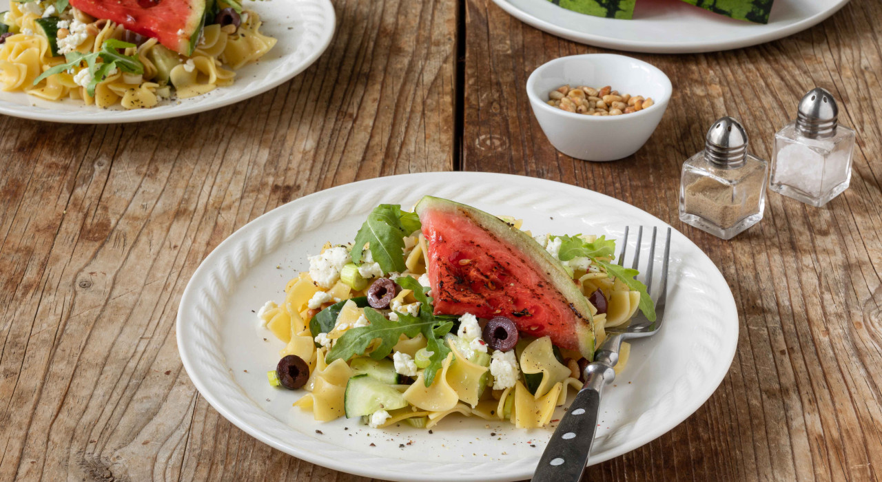 Nudelsalat mit gegrillter Wassermelone und Feta