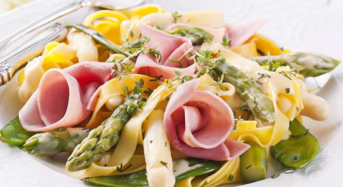 Penne mit Spargel-Schinkensauce