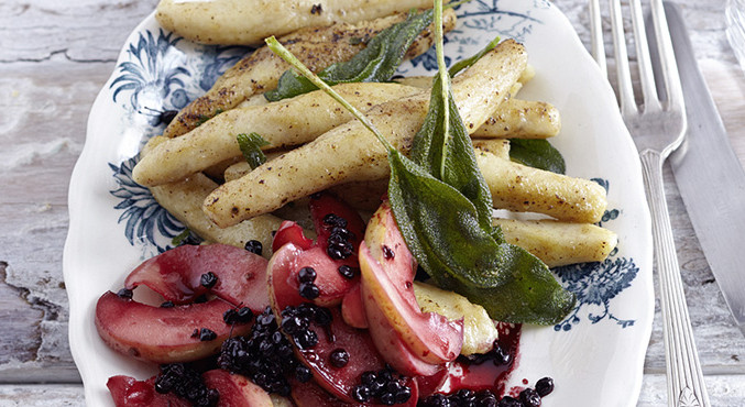 Salbei-Schupfnudeln mit Apfel-Holunder