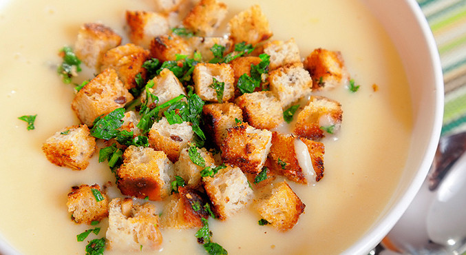 Rahmsuppe vom Magdalenenkäse mit Jungzwiebeln und Croutons