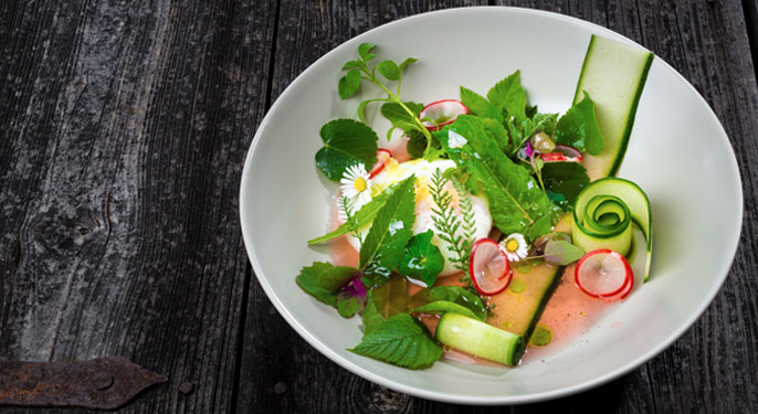Wildkräutersalat mit pochiertem Ei