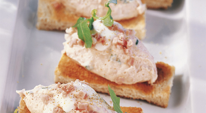 Schinkenmousse auf getoastetem Weißbrot