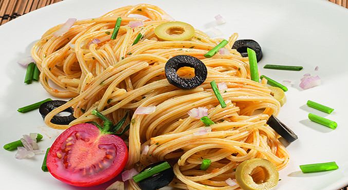 Schnelle Spaghetti N°1 mit Tomaten, Oliven und Basilikum