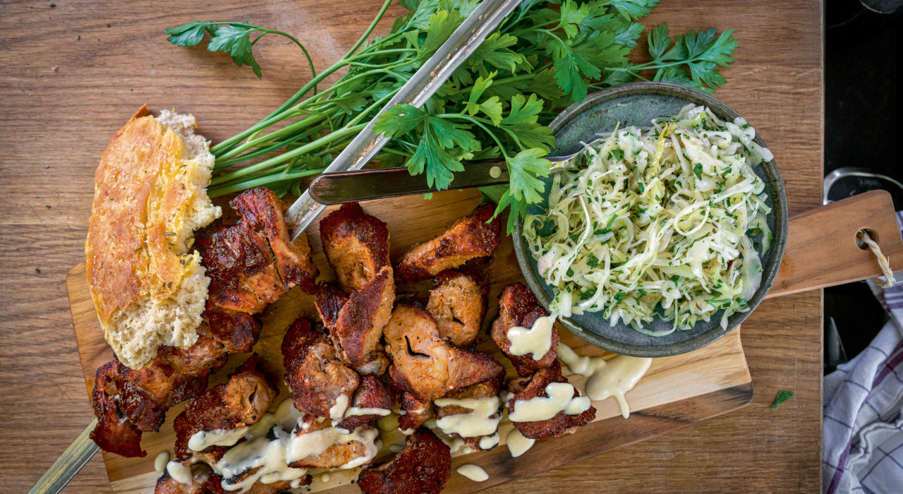 Schopfbraten-Spieße mit Krautsalat