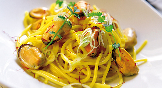 Spaghetti mit Muscheln, Safran und Knoblauch