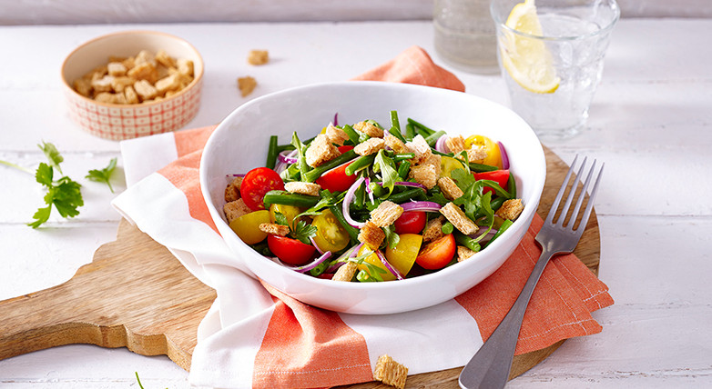 Tomaten-Bohnen-Salat mit Knusper-Croûtons