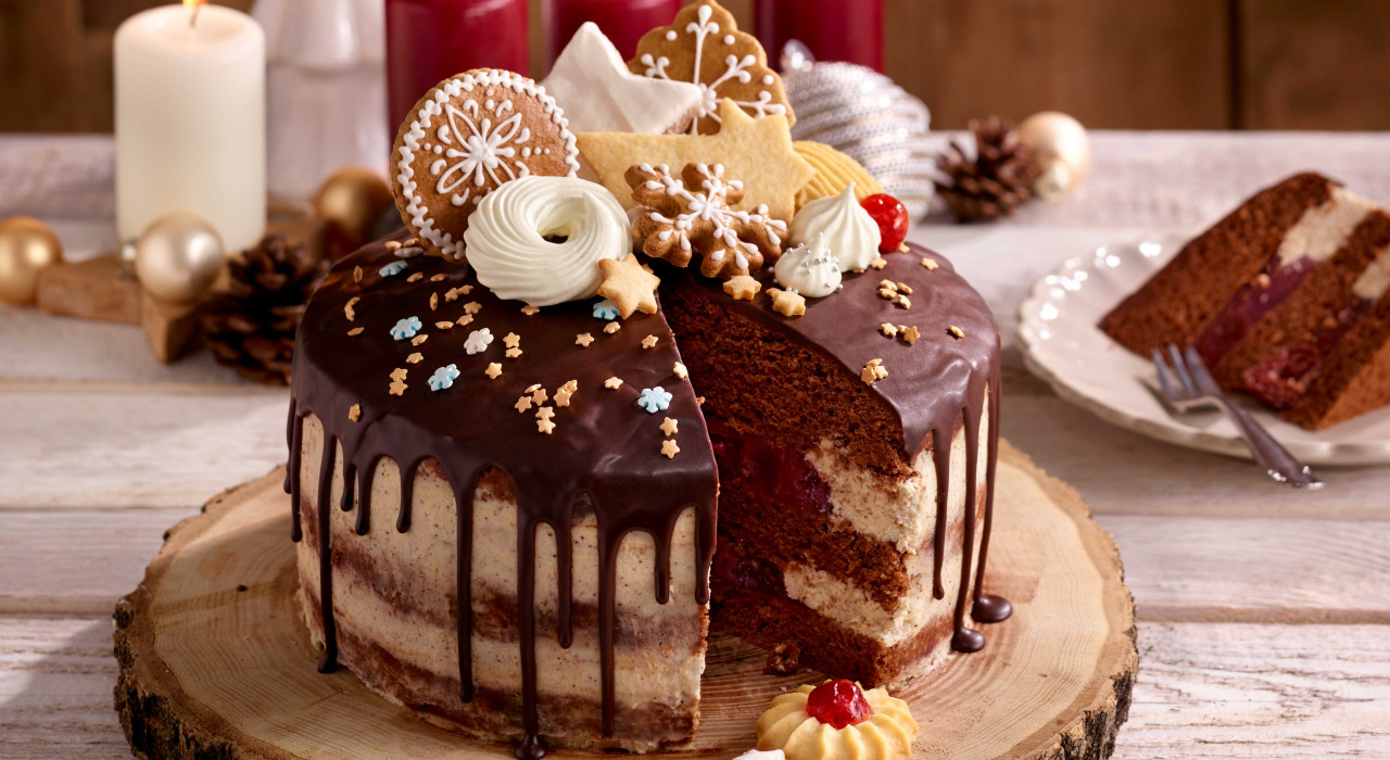 Weihnachtliche Torte mit Keksen