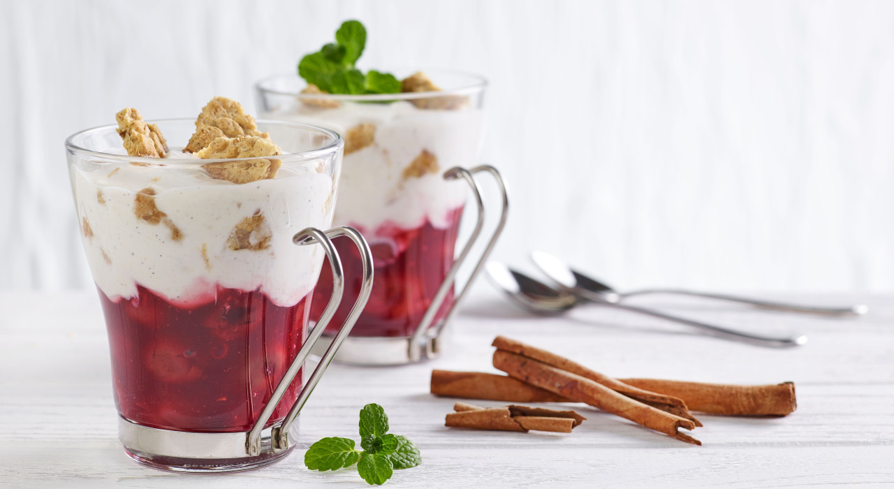 Zimt-Kirschen mit Joghurt und Vollkorncrumble