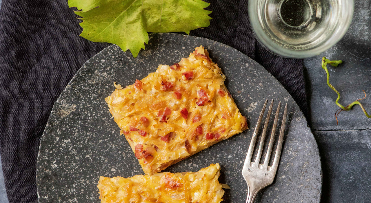 Zweierlei Zwiebelkuchen – halb Speck, halb Käse-Kümmel